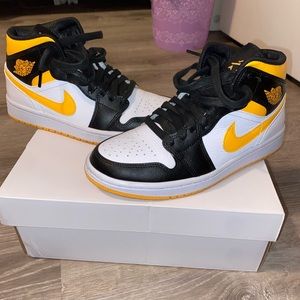 Air Jordan 1 mid laser orange